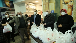 Avusturya'da Türk yardım kuruluşu öğrencilere iftar paketi dağıtıyor