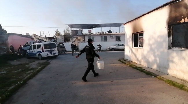 Aydın'da itfaiye yangın çıkan evin bulunduğu sokağa giremeyince polisler kovalarla su taşıdı