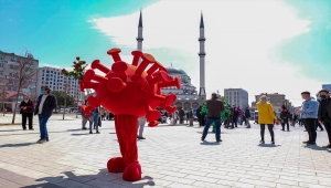 Bağcılar'da Kovid-19 salgınına dikkati çekmek için "koronavirüs" kostümlü etkinlik düzenlendi