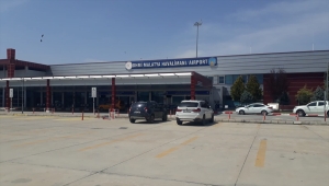 Bakan Pakdemirli'nin içinde bulunduğu uçak arızalanarak Erhaç Havalimanı'na zorunlu iniş yaptı