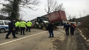 Bartın'da devrilen tır nedeniyle Karabük yolu ağır tonajlı araçların geçişine kapatıldı