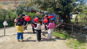Bartın'da ve Sakarya'da çocuklar hediyelerle sevindirildi
