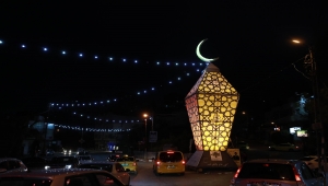Batı Şeria'daki Ramallah kentinin merkezi dev ramazan feneriyle aydınlandı