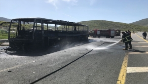 Bingöl'de seyir halindeki yolcu otobüsü yandı