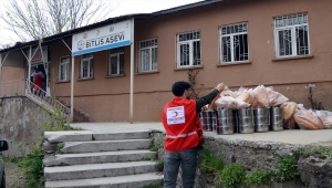 Bitlis'te Kızılay gönüllüleri evleri dolaşarak sıcak yemek dağıtıyor