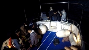 Bodrum açıklarında Türk kara sularına itilen 11 göçmen kurtarıldı