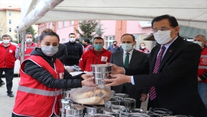 Bolu'da Türk Kızılay gönüllüsü öğretmenler ihtiyaç sahibi 750 kişiye iftar yemeği dağıttı