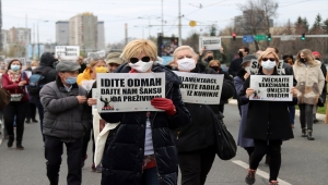 Bosna Hersek'te hükümetin salgınla mücadelesi protesto edildi