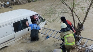 Bursa'da dereye düşen minibüste mahsur kalan kişi kurtarıldı