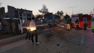 Bursa'da devrilen otomobildeki 2 kişi yaralandı