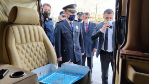 Bursa'da gazetecilerden "silah yüklü araç" ihbarına giden polis ekiplerine sürpriz kutlama