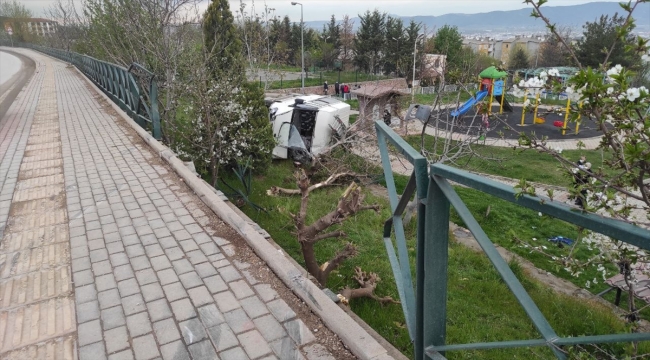 Bursa'da minibüs refüje çarptıktan sonra parka devrildi: 4 yaralı
