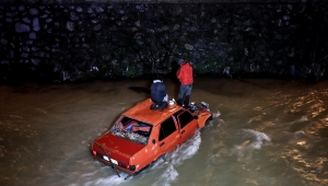 Bursa'da sürücüsü "dur" ihtarına uymayan otomobil dereye uçtu