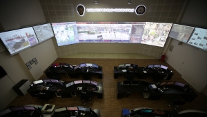 Bursa polisi Kovid-19 tedbirleri kapsamında maske takmayan vatandaşları kameradan tespit edip uyarıyor