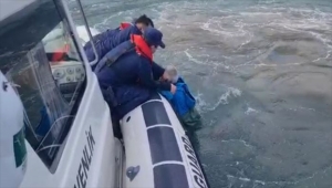 Çanakkale'de teknesi alabora olan kişi sahil güvenlik ekiplerince kurtarıldı