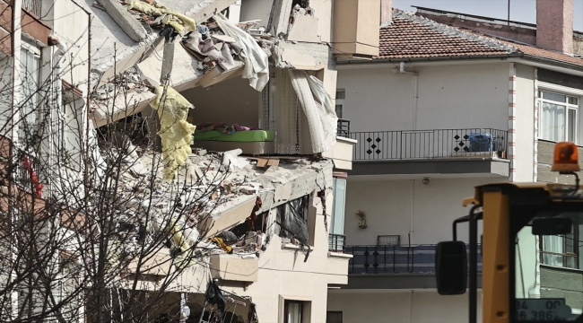 Çankaya'da çökme riski bulunduğu için kontrollü yıkımına başlanan binada çalışmalar sürüyor
