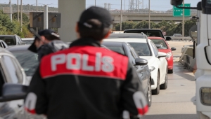 Çeşme'de "tam kapanma" öncesi trafikte yoğunluk yaşanıyor