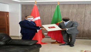 Cumhurbaşkanı Erdoğan'ın Beninli mevkidaşına gönderdiği tebrik mesajını Büyükelçi Özçeri iletti