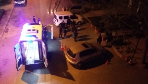 Denizli'de dernek binasına yapılan kumar baskını sırasında balkondan atlayan kadın yaralandı