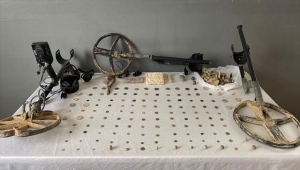 Denizli'de kaçak kazı yapan 3 şüphelinin evinde 200 sikke ele geçirildi