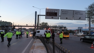 Denizli'de metal yönlendirme direğine çarpan panelvanın sürücüsü ağır yaralandı