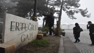 "Diriliş Ertuğrul" dizisinden etkilenen Pakistanlı aile Ertuğrul Gazi'nin türbesini ziyaret etmek için Söğüt'e geldi