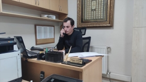 Düzce'de bir kişinin mendil satarken üşüyen çocuğa montunu vermesi cep telefonuyla görüntülendi