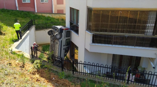 Düzce'de hafif ticari araç evin bahçesine devrildi: 2 yaralı