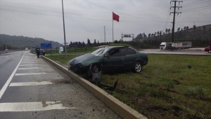 Düzce'de kaza yapan sürücüyü haberden dönen gazeteciler kurtardı