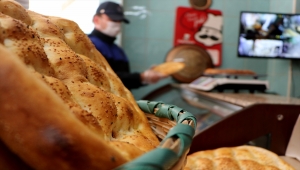 Edirne'de fırınlardaki ramazan denetiminde pide ve ekmeğin gramajı ölçüldü 