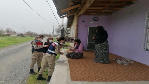 Elazığ'da köyleri gezen jandarma ekipleri KADES'i kadınlara anlatıyor 