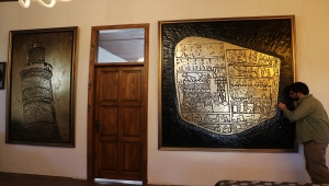 Elazığlı usta 4 bin yıllık Harput kabartmasını oyma sanatıyla ahşaba işledi