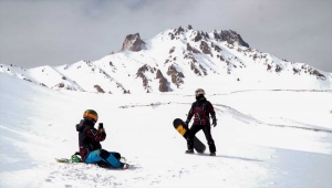 Erciyes'te kayak keyfi nisanda da sürüyor