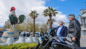 Eski Bakan Kürşat Tüzmen, Denizli'de efe kıyafetiyle zeybek oynadı, sıcak hava balonuna bindi