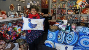 Eski bakır süzgeçleri motiflerle işleyip sanat eserine dönüştürüyor