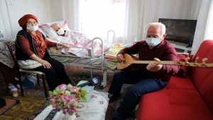 Evde sağlık hizmeti ekipleri evlere sıhhatin yanında mutluluk da götürüyor