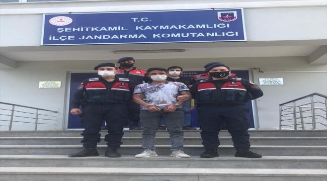 Gaziantep'te köpeklerin üzerine uyuşturucu saklayan zanlı ile arkadaşı yakalandı