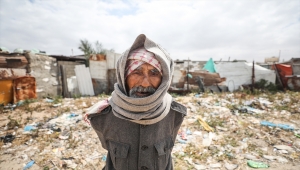 Gazze'de derme çatma barakada yaşayan 10 çocuklu Filistinli anne: "Ramazanda tek yiyeceğimiz patates, domates"