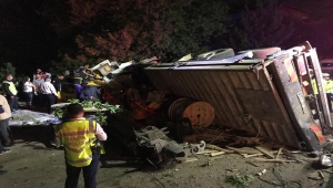 GÜNCELLEME 2 - Hatay'da freni boşalan ve devrilen vinç, 11 araca çarptı: 4 ölü, 4 yaralı