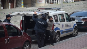 GÜNCELLEME - Kocaeli'de cep telefonuyla kız çocuğunun fotoğrafını çektiği iddiasıyla darbedilen zanlı tutuklandı