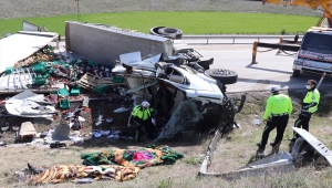 GÜNCELLEME - Kütahya-Afyonkarahisar kara yolunda iki tırın çarpışması sonucu iki kişi yaşamını yitirdi