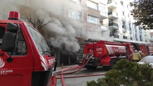 Güngören'de bir depoda çıkan yangını söndürme çalışmaları sürüyor