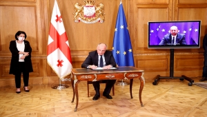 Gürcistan'da siyasi krizi sonlandıran anlaşma, iktidar ve muhalefet tarafından imzalandı