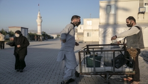 Hatay Boynuyoğun Barınma Merkezi'ndeki Suriyeliler ilk iftarlarını ülkelerine özgü yemeklerle açtı