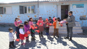 Iğdır'da gönüllü öğretmenlerden köy çocuklarına 23 Nisan sürprizi