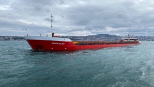 İstanbul Boğazı'nda 90 metrelik kuru yük gemisi makine arızası nedeniyle demirledi 