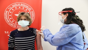 İstanbul'da 55 yaş ve üzeri vatandaşlar Kovid-19'a karşı aşılanmaya başladı