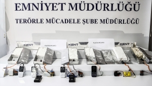 İstanbul'da ele geçirilen plastik patlayıcılar emniyette sergilendi