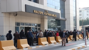 İstanbul'da "tam kapanma" öncesi kaymakamlıklar önünde "seyahat izin belgesi" kuyruğu oluştu