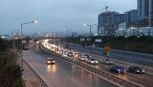 İstanbul'da, "tam kapanma" öncesinde şehir dışına çıkmak isteyenler nedeniyle trafik yoğunlaştı